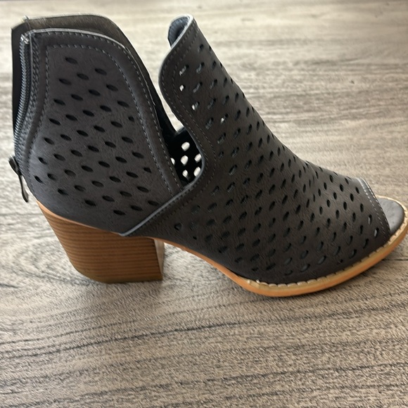 J G Brand Peep Toe Ankle Booties, Grey, Size 8 - Picture 2 of 6